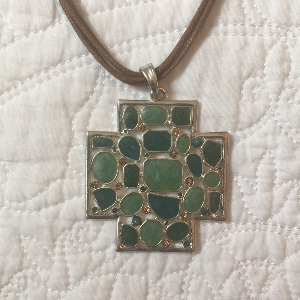 🎄NECKLACE w/ cross pendant, green & brown